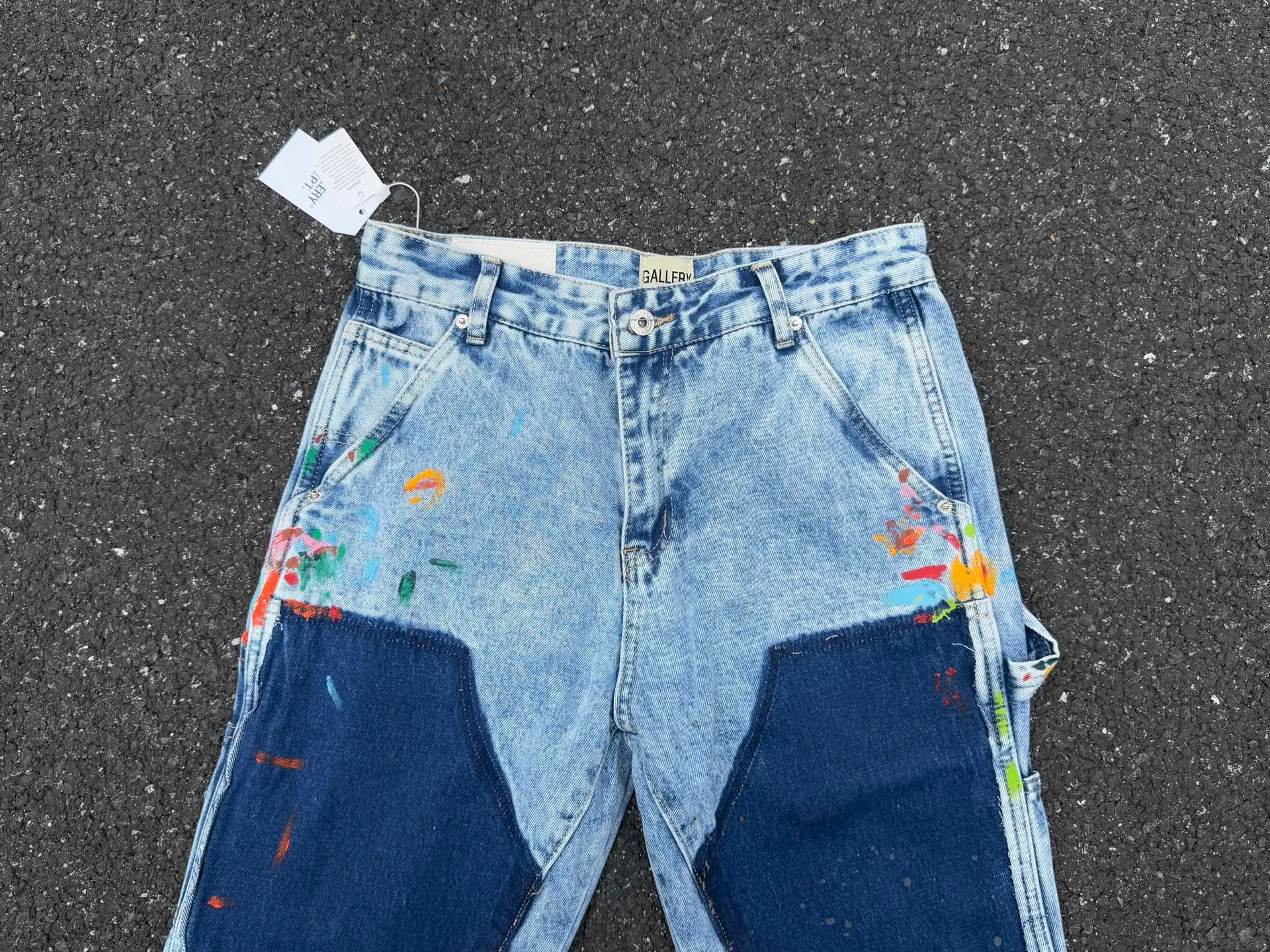 P250💰G94 GALLERY DEPT. Spliced ​​patches, ink-splashed denim bell-bottoms, washed distressed patchwork jeans, denim washing factory. During the process, the owner of the washing factory helped introduce a boss who once worked at Levi's OEM factory and then started his own business. This also paved the way for the following styles. Therefore, Levi's remodeled single product for the base plate is really familiar. Whether it is the fabrics supplied or the lathes used in production, there is nothing to choose from. -Color: blue -Number of codes: 28 30 32 34 36